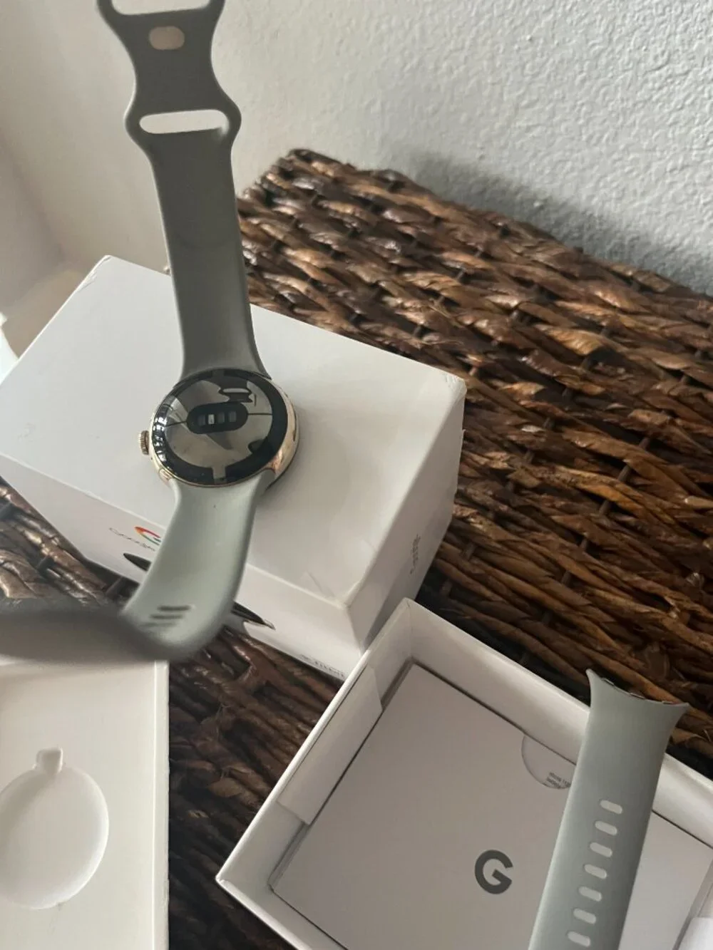Google Pixel Watch Wifi in Original Box in Gold/Hazel